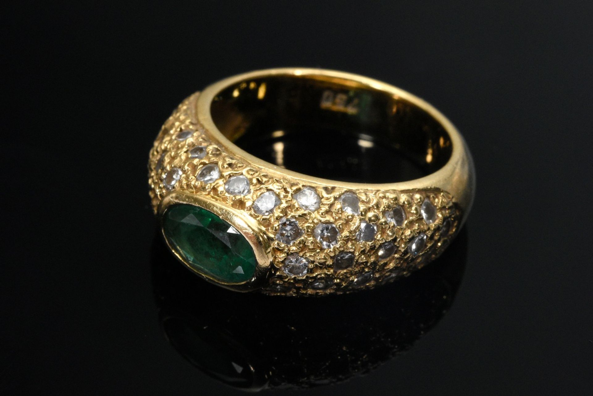 Fine yellow gold 750 band ring with emerald in a pavé of diamonds (together approx. 0.65ct, VSI-SI/ - Image 2 of 4