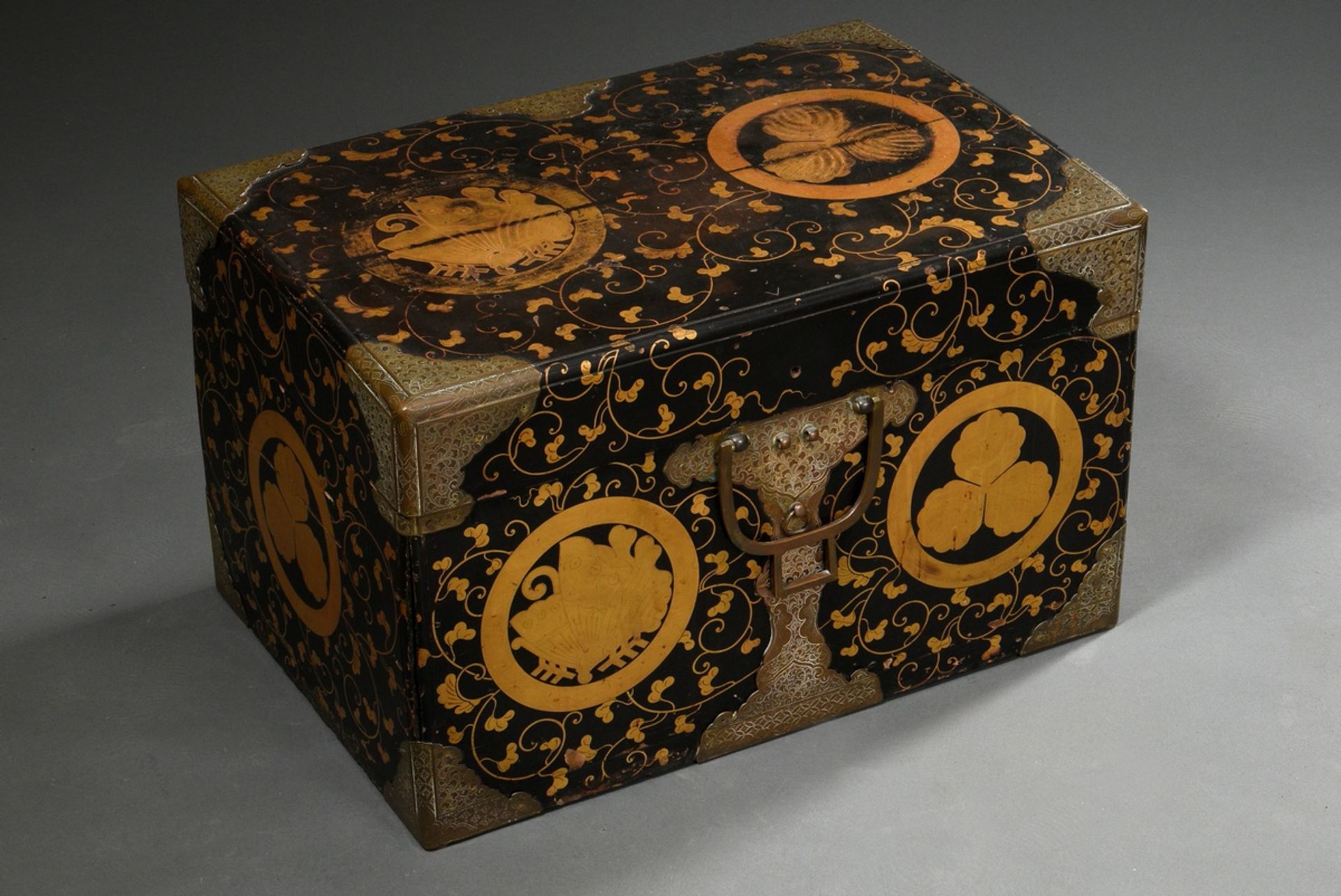 Edo period Hasami-Bako kimono travel box "Family Crest in Tendril Work", Japan 18th/19th century, w