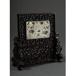 Miniatur Rosenholz Tisch-Stand, filigran durchbrochen gearbeitet, mit eingesetzter Jade-Plakette „D