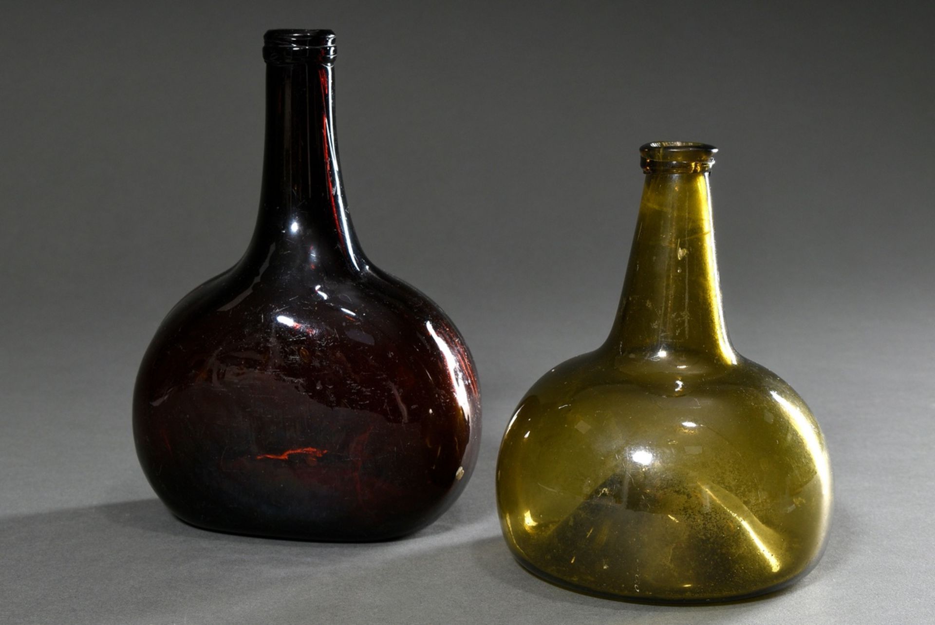 2 Old forest glass spherical bottles with raised bottom, green and brown, Holland 18th/19th c., h. 