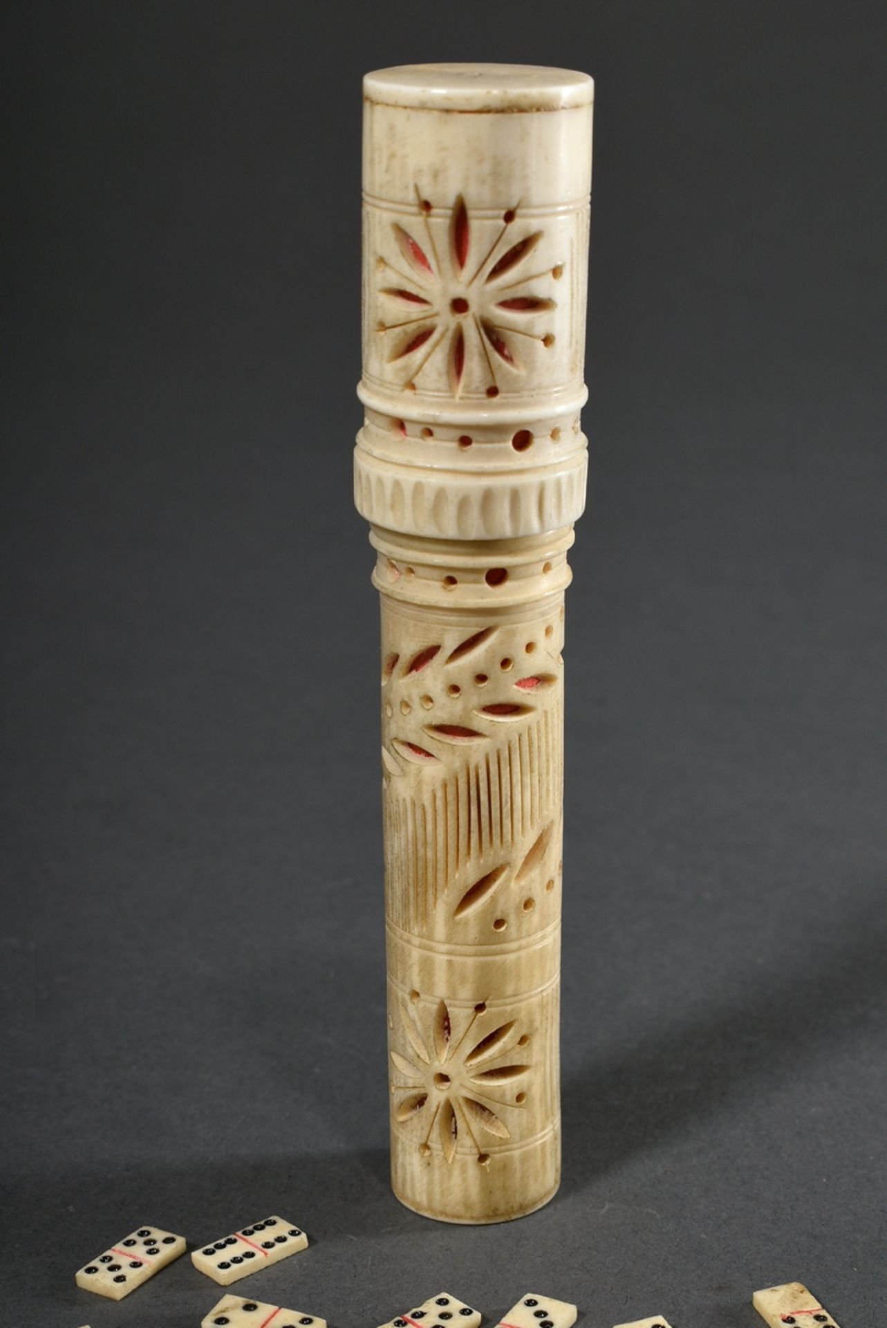 3 Diverse Teile Bein Schnitzereien, 19.Jh.: ornamental durchbrochenes Nadeletui (L. 13,5cm), Domino - Bild 4 aus 5