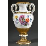 Meissen Schlangenhenkelvase mit polychromer Malerei "Blumenbouquet" und Goldstaffage, Entw: Ernst A