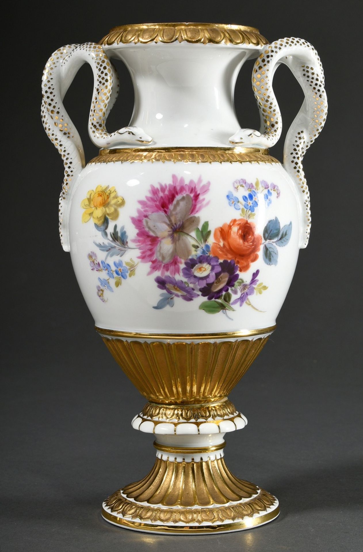 Meissen Schlangenhenkelvase mit polychromer Malerei "Blumenbouquet" und Goldstaffage, Entw: Ernst A