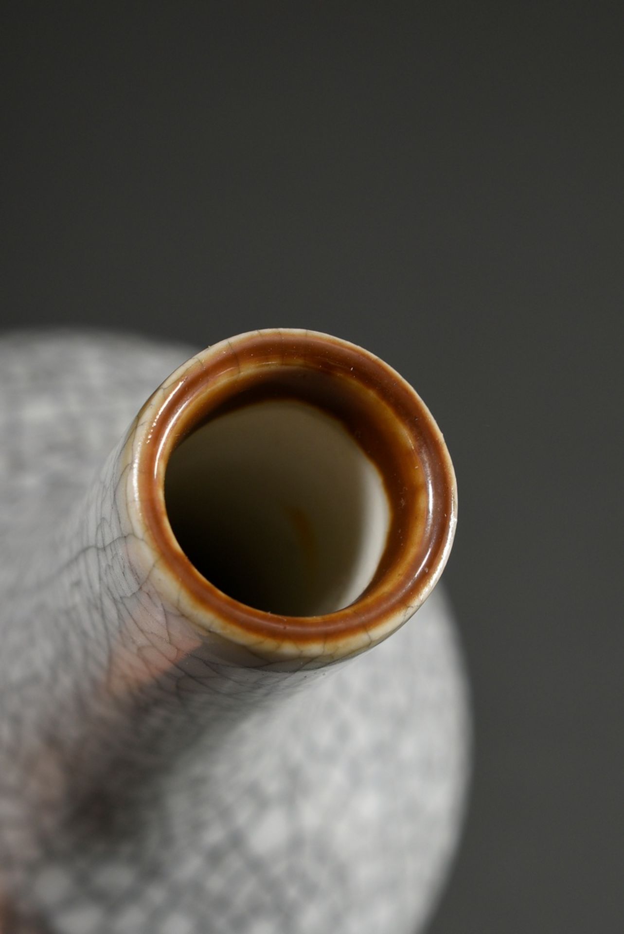 Small bulbous porcelain vase with Ge glaze, China, h. 10,5cm - Image 3 of 4