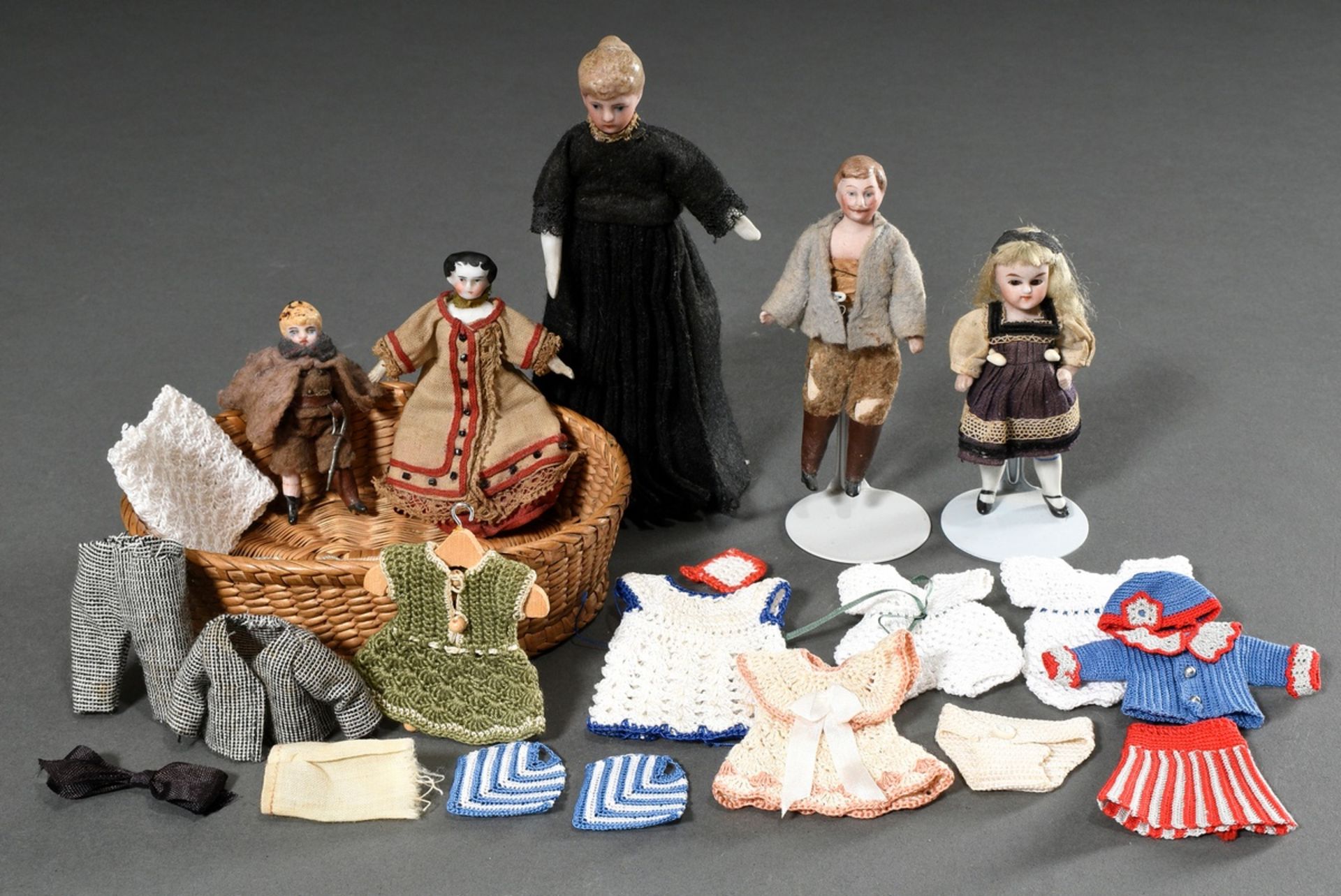 5 Diverse Puppenstuben Püppchen in alter Original Kleidung, Ende 19.Jh, H. 6-15cm, dazu Korb mit di