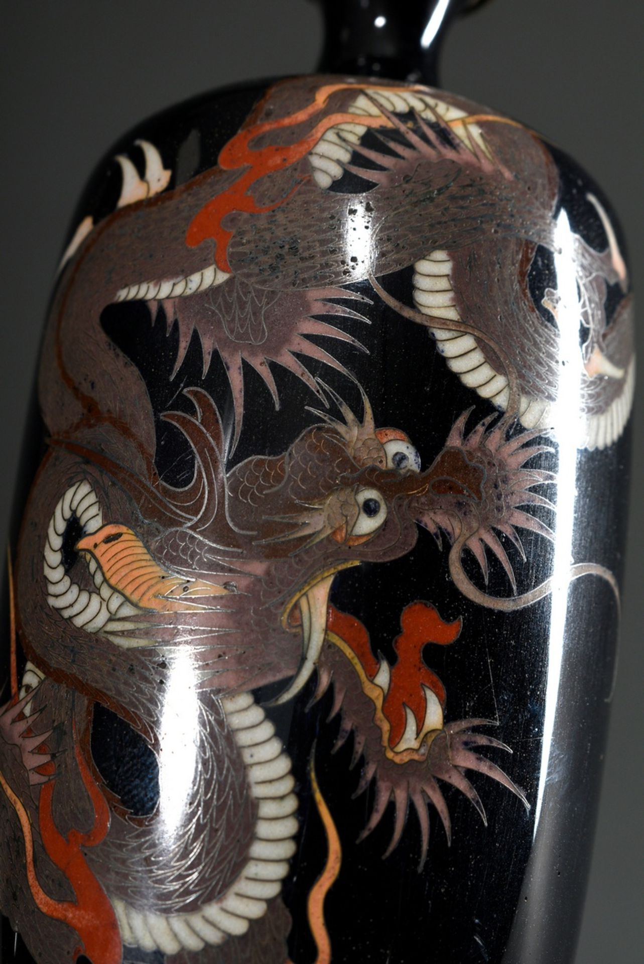 Paar feine japanische Cloisonné Vase „Drachen“ auf schwarzem Fond, Herstellermarke am Boden, Meiji  - Bild 4 aus 6