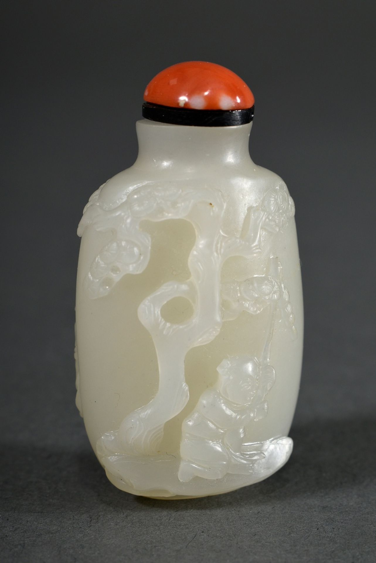 White jade snuffbottle "Children, Pine and Ox", finely cut in high relief, well hollowed, stopper w - Image 3 of 5