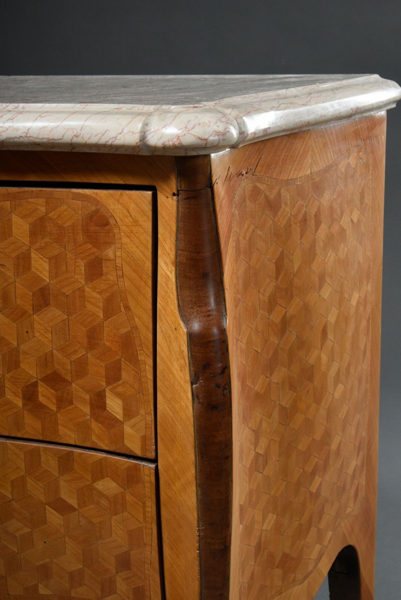Small Louis XV chest of drawers with a two-bay optically marquetry corpus on curved legs with a lig - Image 5 of 7