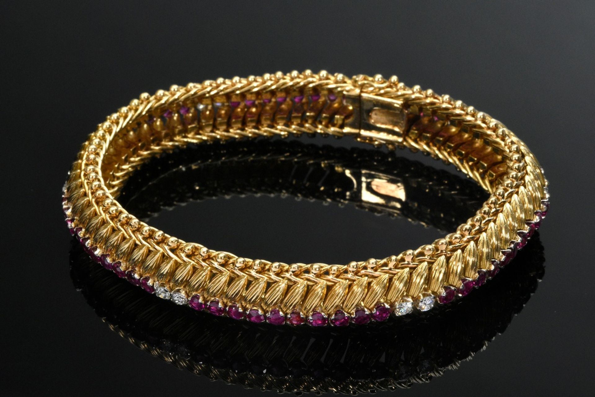 Feines Gelbgold 750 Midcentury Armband mit 12 Brillanten (zus. ca. 0.56ct/VSI-SI/W) und 59 Rubinen 