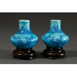 Paar Miniatur Porzellan Vasen mit Blaumalerei auf türkiser Craquelé Glasur "Blühender Pflaumenbaum"
