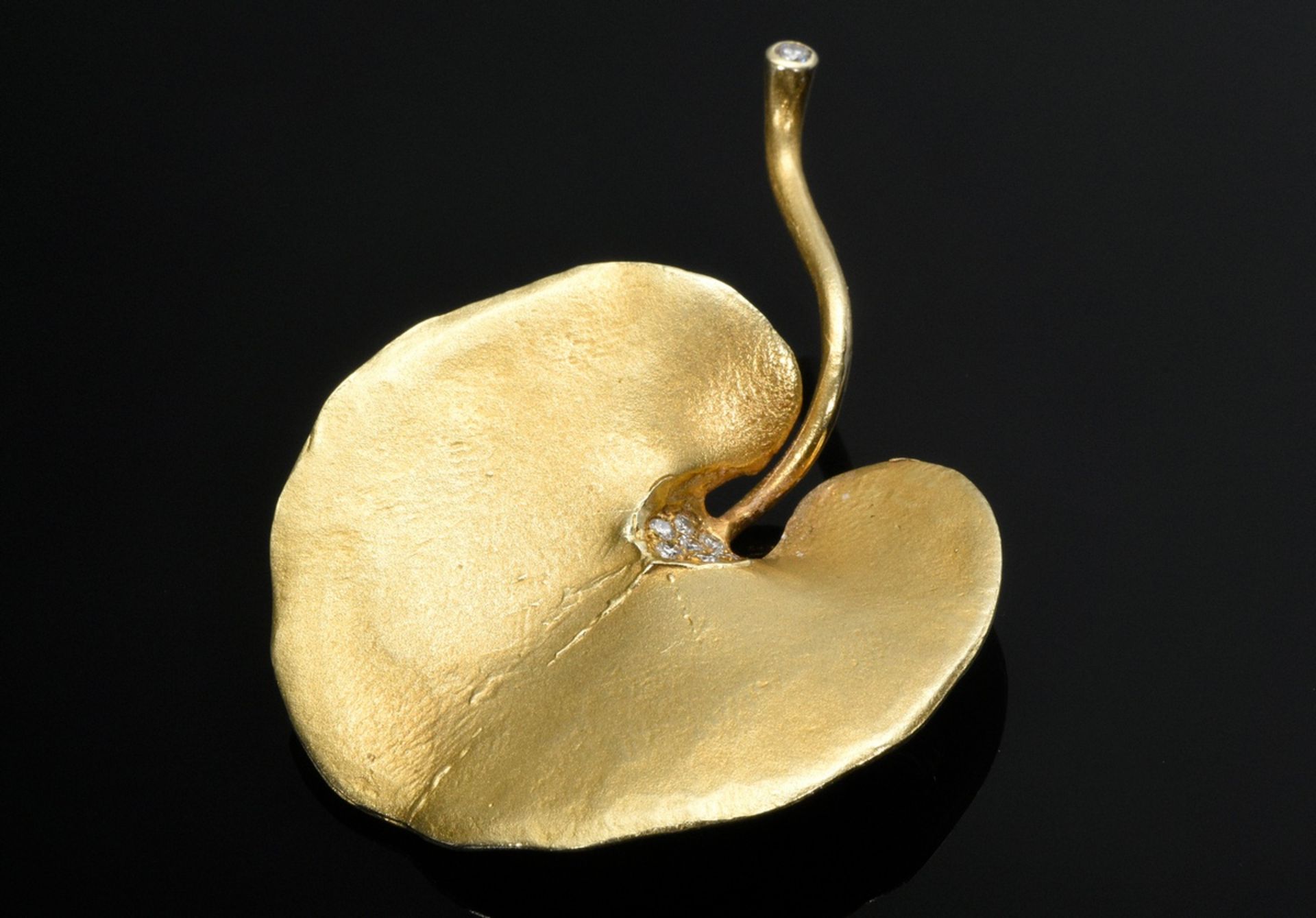 Handmade yellow gold 585 pin "Water lily leaf" with 8 brilliants (together approx. 0.23ct/VSI/W), M