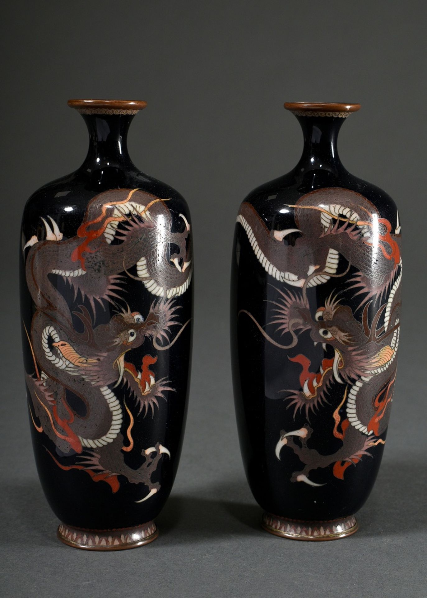 Paar feine japanische Cloisonné Vase „Drachen“ auf schwarzem Fond, Herstellermarke am Boden, Meiji 