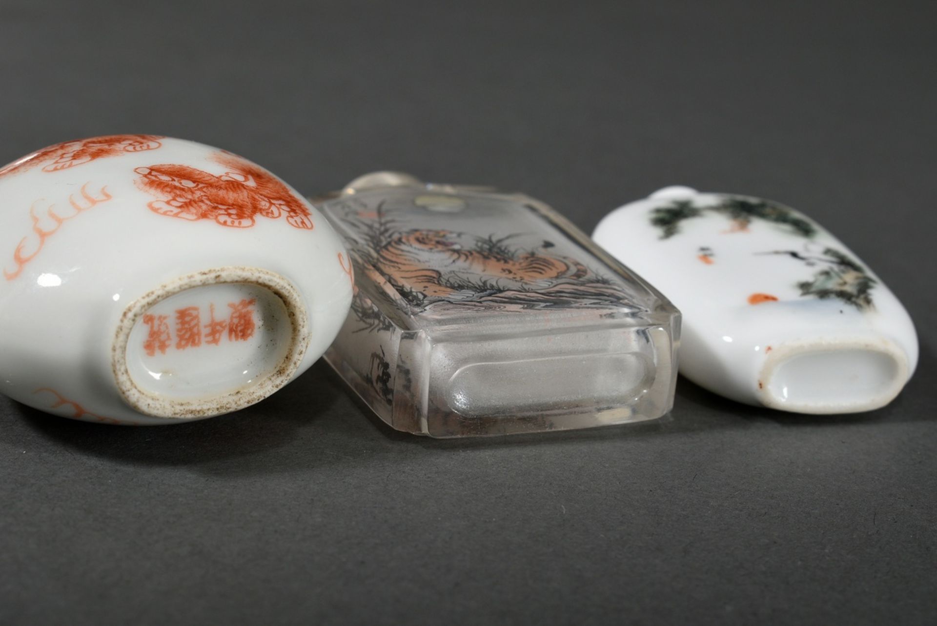 3 Various snuffbottles: Porcelain with Fo lion decoration, 4-character Qianlong mark / White opaque - Image 4 of 5