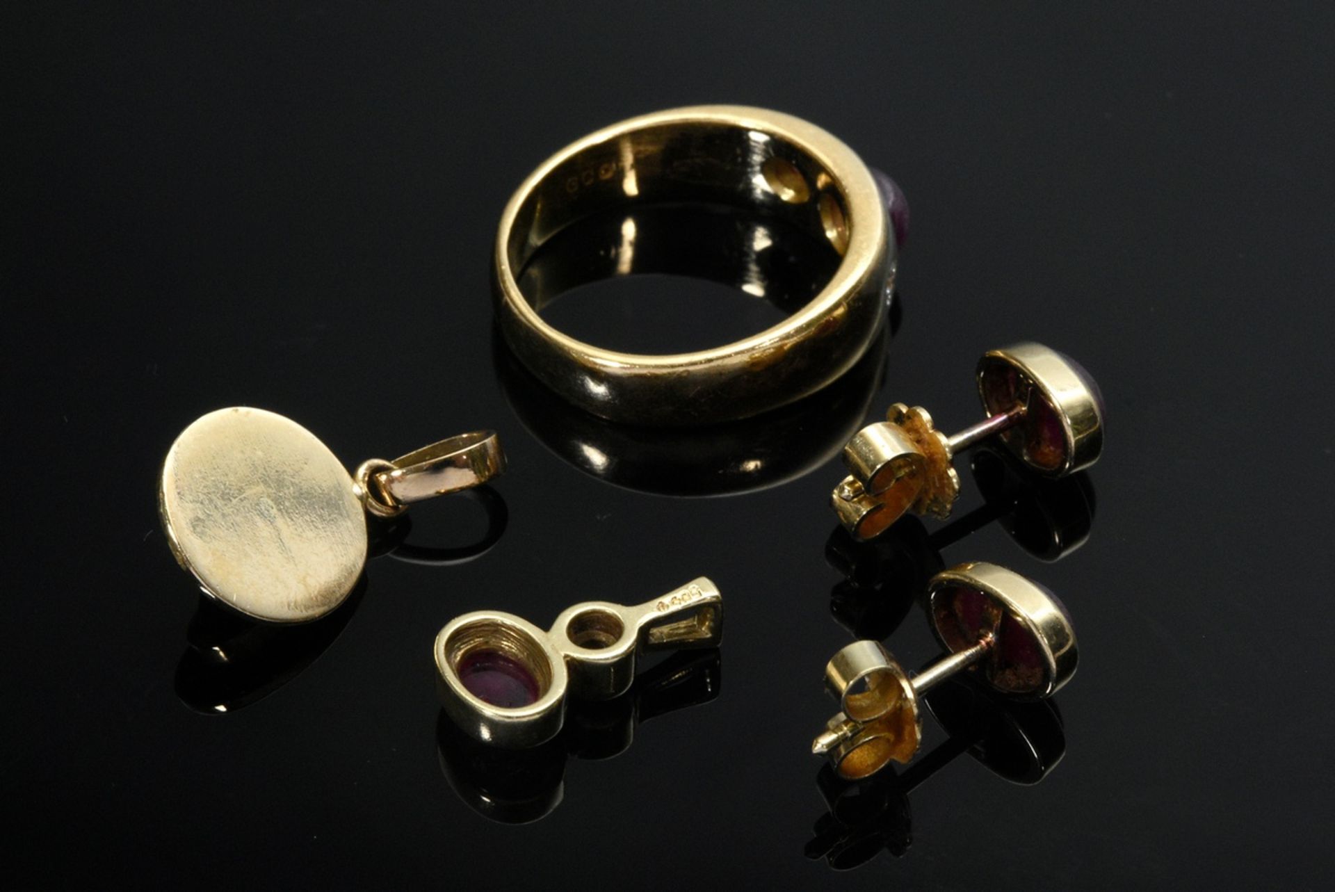 5 Teile Rubin Schmuck: Gelbgold 750 Bandring mit Rubincabochon und 2 Brillanten (zus. ca. 0.10ct/SI - Bild 3 aus 3