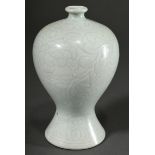 Meiping Vase mit floralem Anhua Ritzdekor und blasser Seladonglasur, Unterglasur 6-Zeichen Wanli Ri