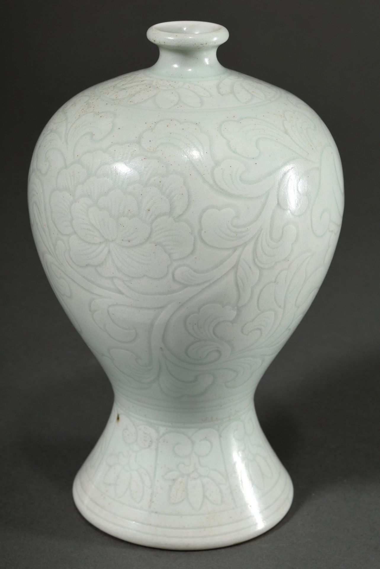 Meiping Vase mit floralem Anhua Ritzdekor und blasser Seladonglasur, Unterglasur 6-Zeichen Wanli Ri