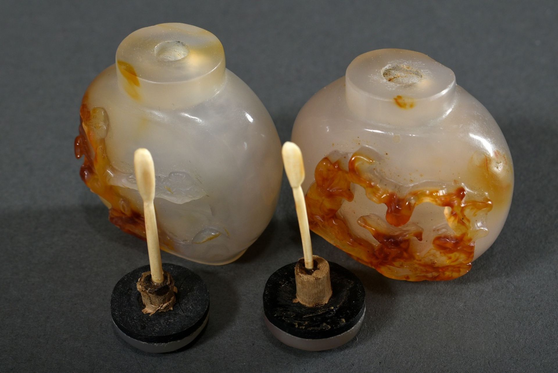 2 Various chalcedony snuffbottles with fine scenes in high relief "bird, rock and pine / bat, roden - Image 4 of 4