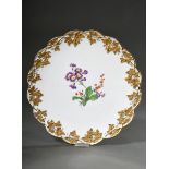 Meissen Prunk Tortenplatte mit polychromer Malerei "Blumen" und vergoldetem Reliefrand "Weinranken