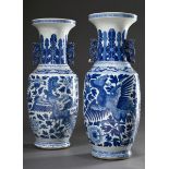 2 Diverse hohe Porzellan Rouleau Vasen mit seitlichen Henkeln in Drachenform und reichem Blaumalere