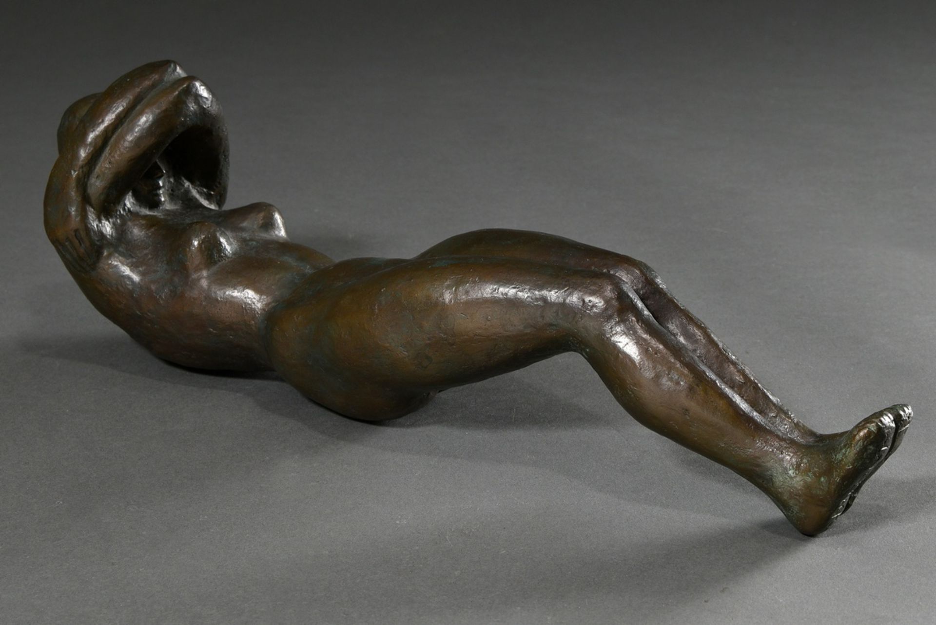 Woebcke, Albert Friedrich Christian (1896-1980) "Liegender Frauenakt", Bronze, Hohlguss, im r. Fuß 