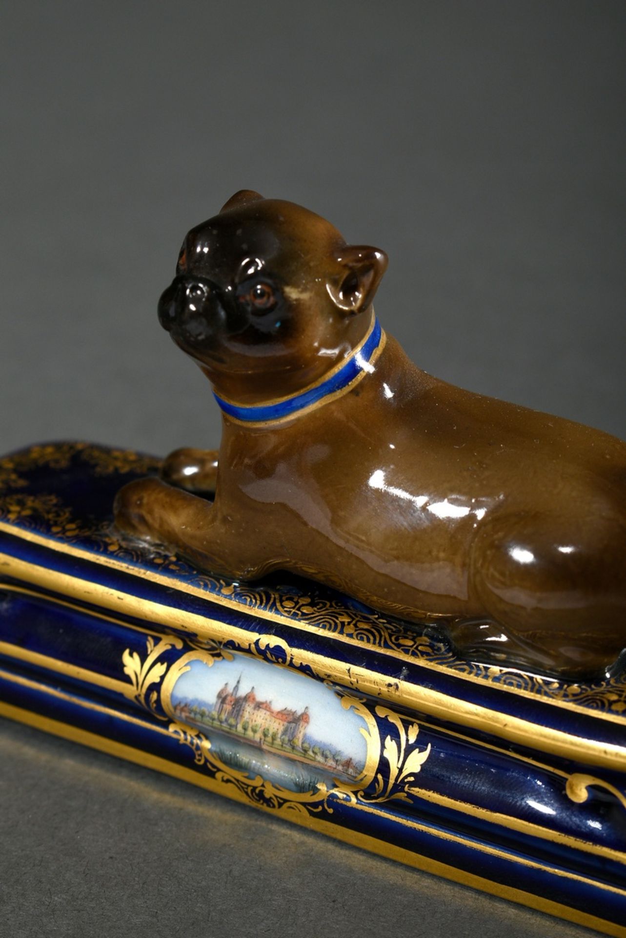 Meissen Briefbeschwerer mit figürlichem Aufsatz "Mops", fein gemalter sächsischer Ansicht "Moritzbu - Bild 3 aus 7