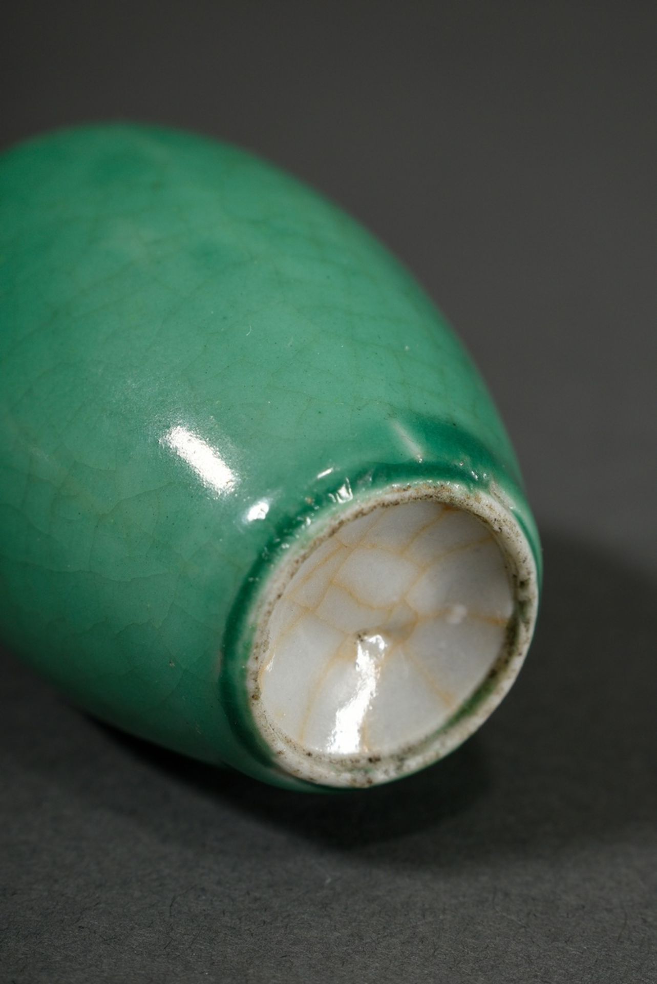 Porcelain snuffbottle with monochrome green glaze, China Qing Dynasty, h. 6,9cm - Image 4 of 4