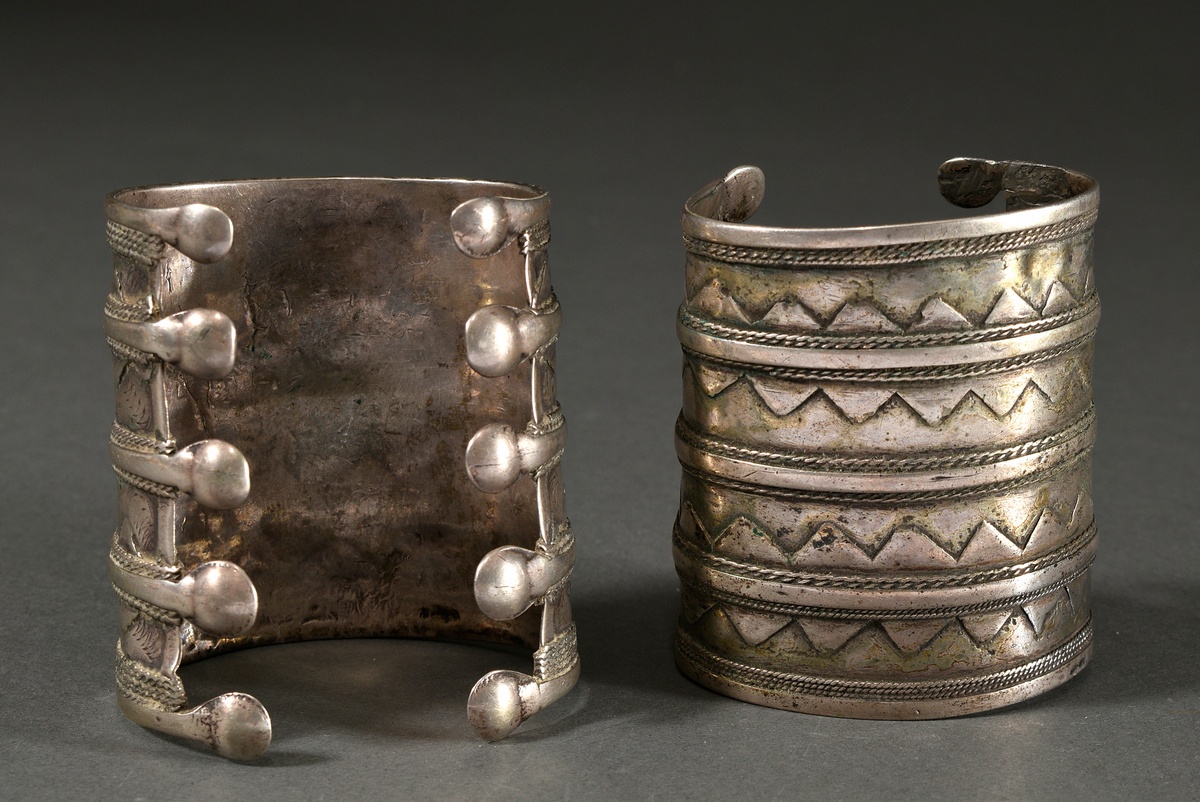 2 Various Turkmen bangles with zigzag pattern and twisted chain friezes, early 20th c., silver, 270