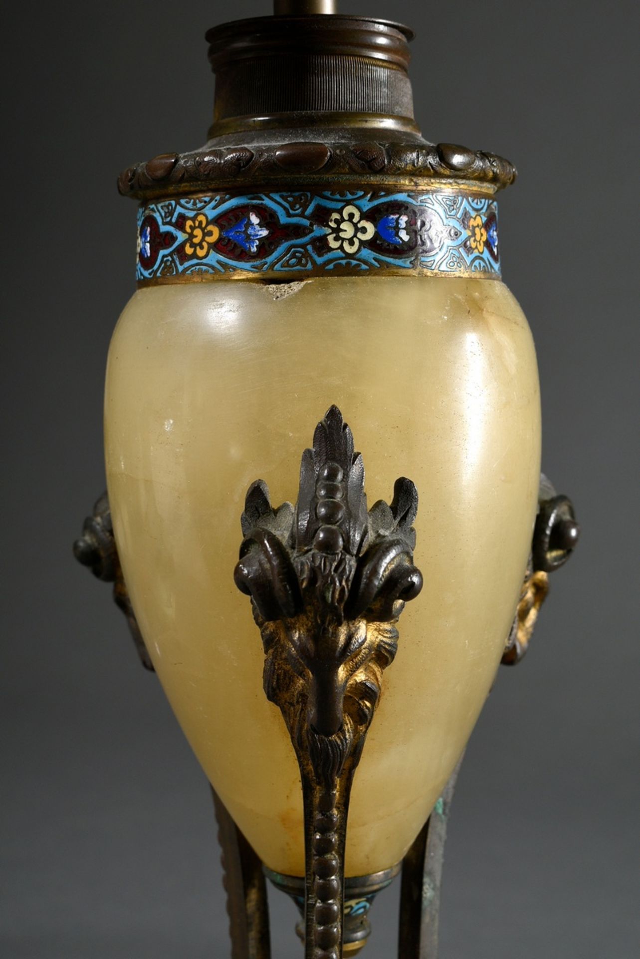 Gründerzeit Tischlampe mit ovoidem Alabaster Korpus in dreifüßigem Bronze Gestell mit ornamentalem  - Bild 2 aus 5