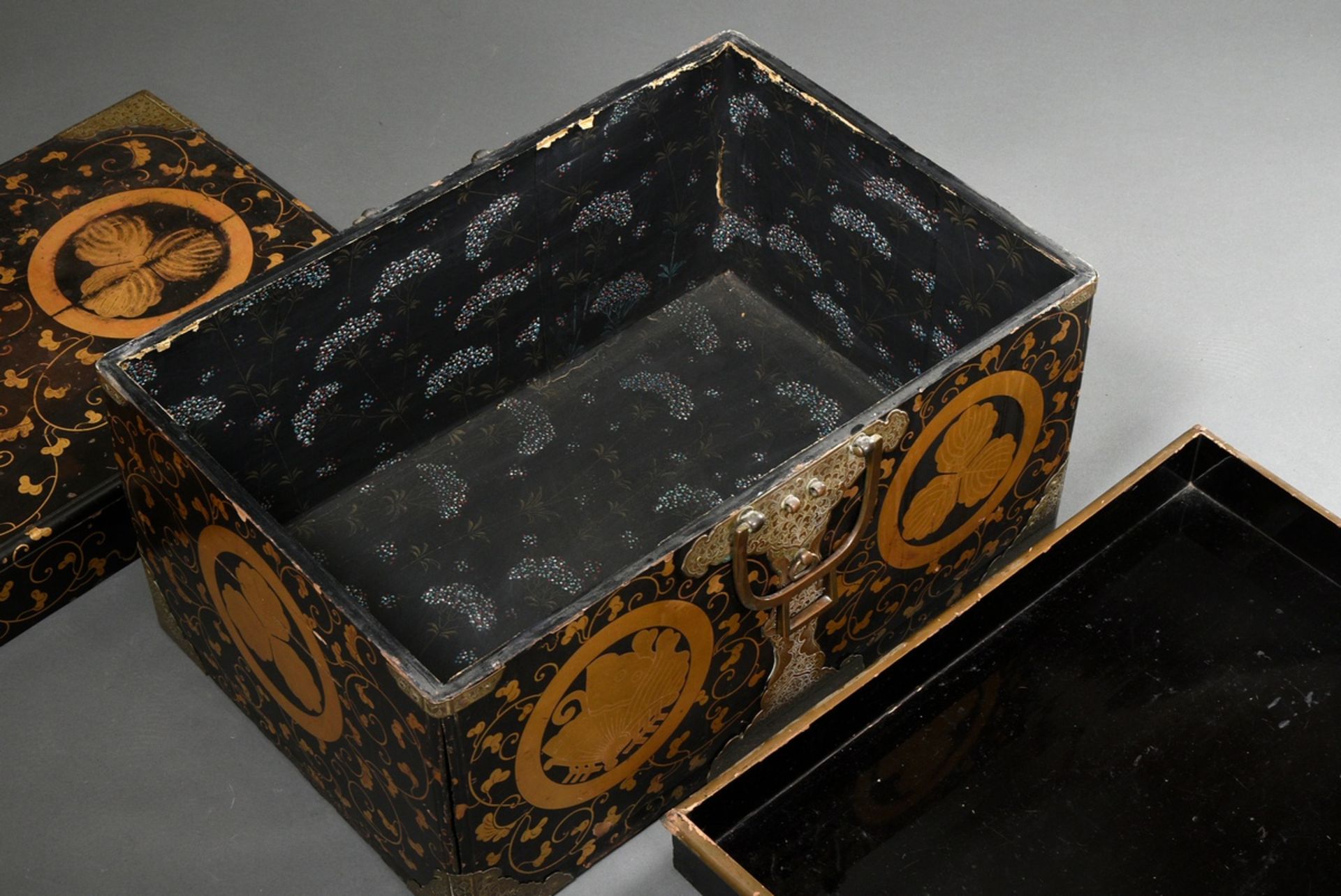 Edo period Hasami-Bako kimono travel box "Family Crest in Tendril Work", Japan 18th/19th century, w - Image 6 of 8