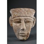 Mumienmaske von einem Holzsarkophag, Spätzeit, ca. 664 - 30 v. Chr., Holz stuckiert mit Resten schw