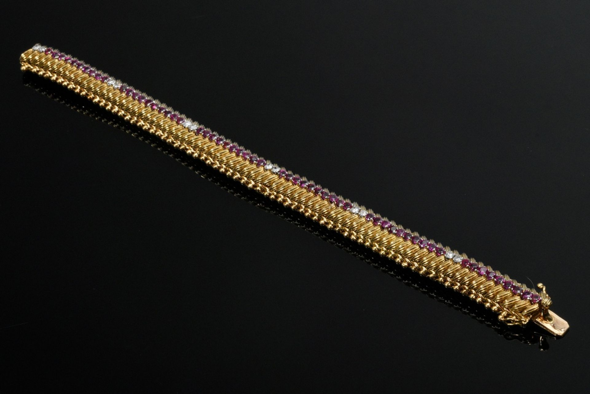 Feines Gelbgold 750 Midcentury Armband mit 12 Brillanten (zus. ca. 0.56ct/VSI-SI/W) und 59 Rubinen  - Bild 2 aus 3