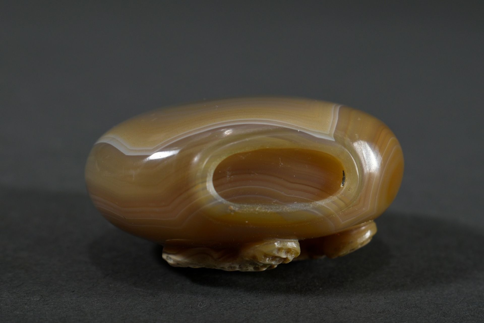 Finely cut agate layer stone snuffbottle "dormouse (?), butterfly and peanuts" in high relief, thin - Image 3 of 4