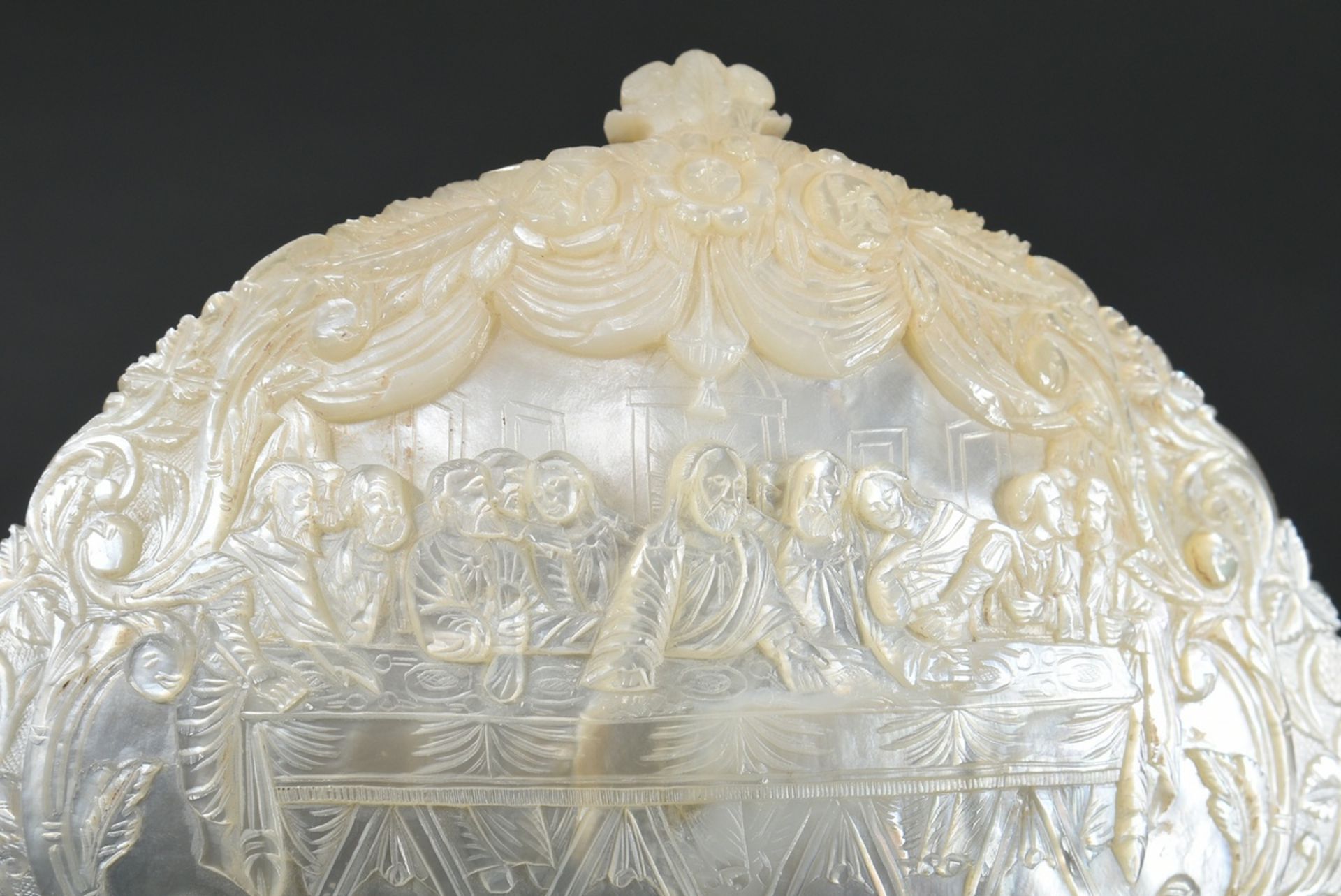 Large mother-of-pearl shell "The Last Supper", cut in bas-relief and half-relief, with blossoms and - Image 4 of 9