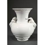 KPM Weißporzellan Widderkopf-Vase, Entw.: Elias Mayer um 1780, Ausformung 20.Jh., H. 16,5cm