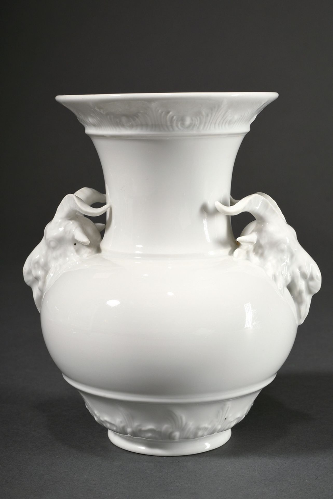 KPM Weißporzellan Widderkopf-Vase, Entw.: Elias Mayer um 1780, Ausformung 20.Jh., H. 16,5cm