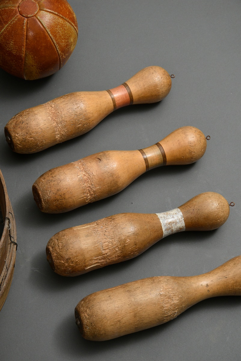 28 pieces of old sport and play equipment: i.a. ice sticks (Ø 24cm), big and small wooden cones (h. - Image 2 of 7