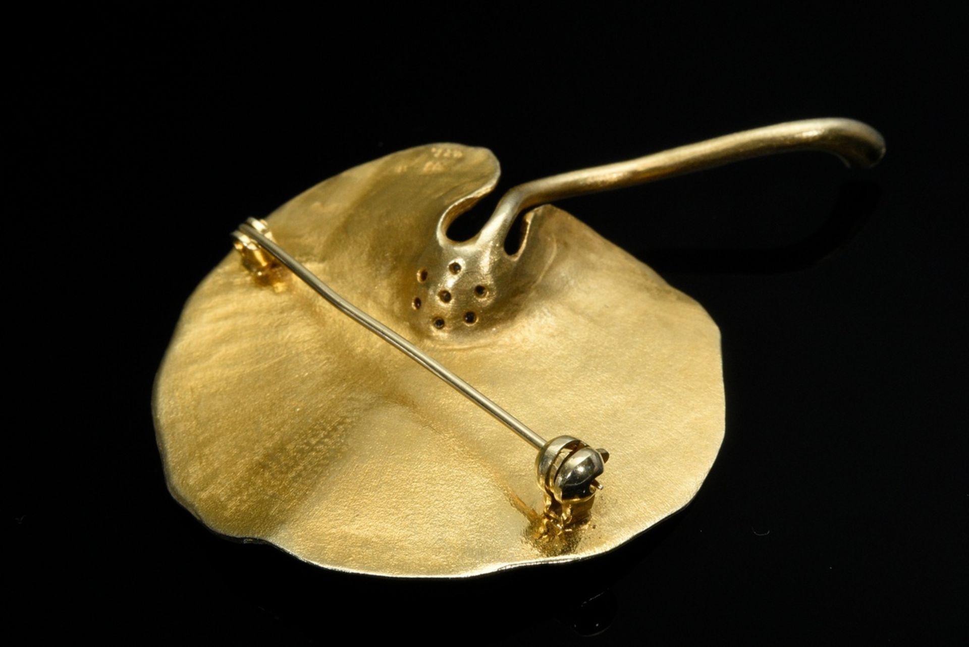 Handmade yellow gold 585 pin "Water lily leaf" with 8 brilliants (together approx. 0.23ct/VSI/W), M - Image 3 of 3