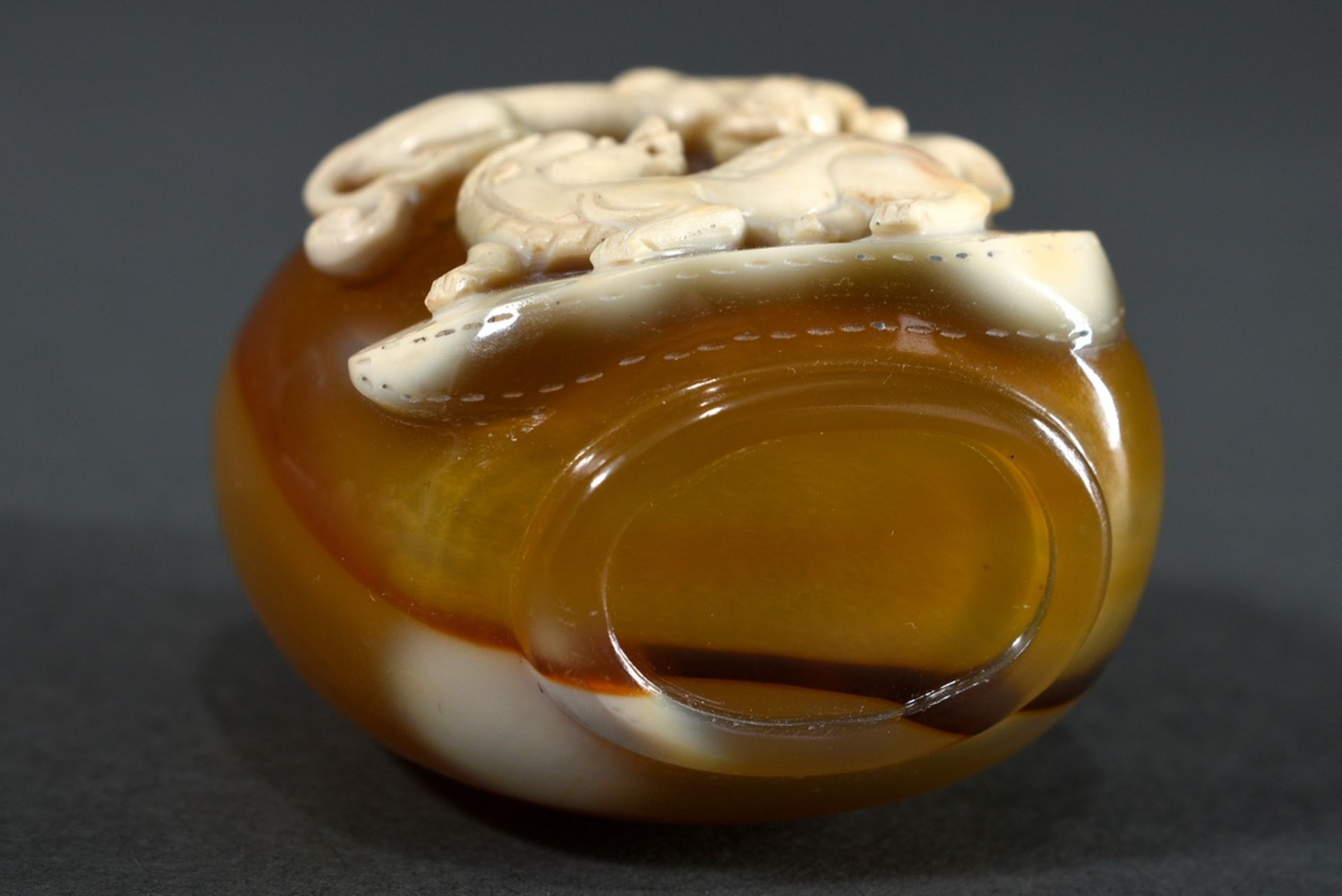 Finely cut agate layer stone snuffbottle "Chilong and cat of prey" in high relief, thin-walled holl - Image 3 of 4