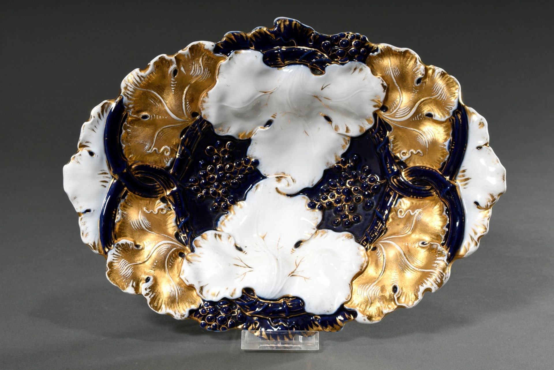 Ovale Meissen Prunkschale mit Weinlaubrelief, gold und kobaltblau staffiert, Ritznr. B 182, 19.Jh., - Bild 2 aus 4