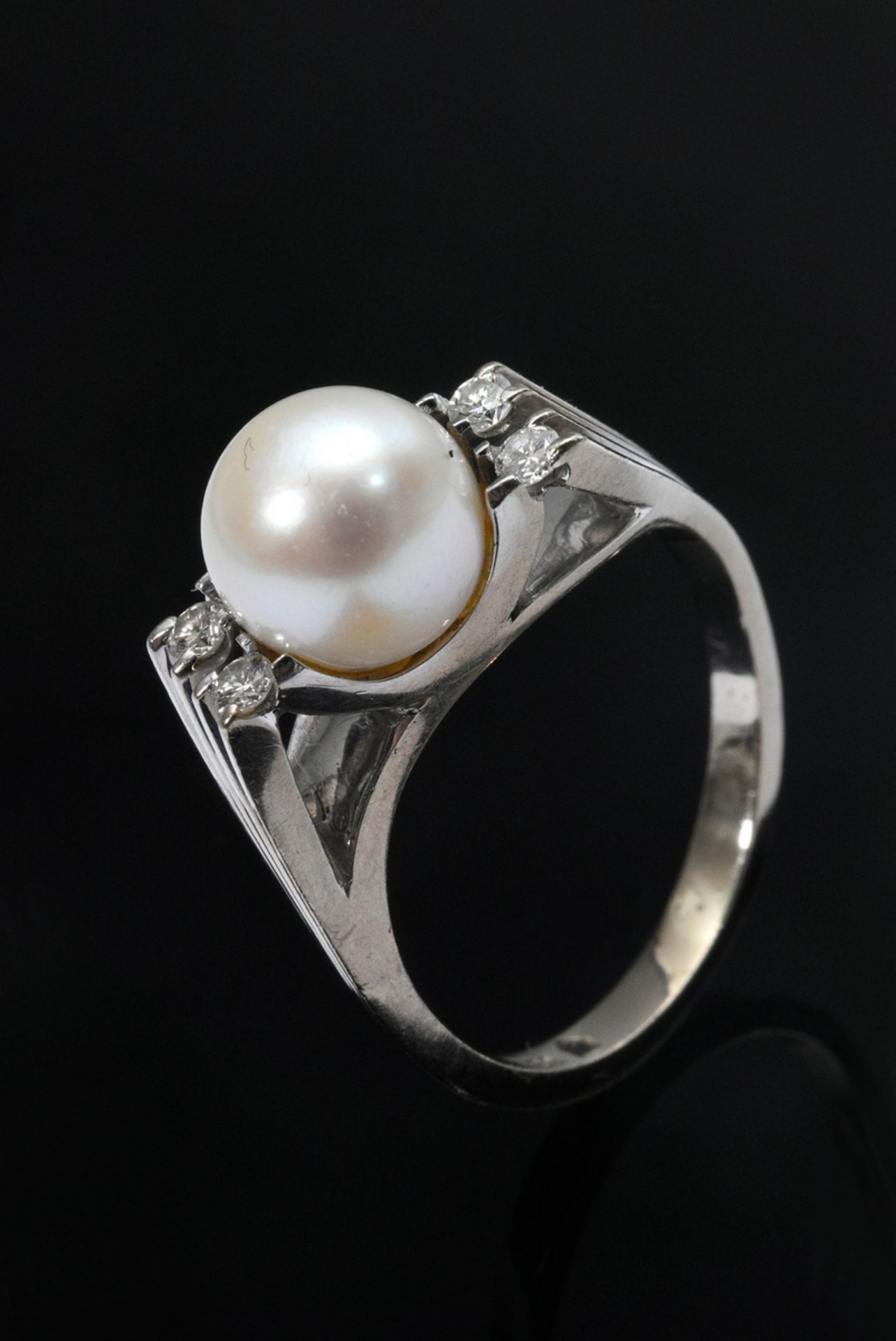 Classic white gold 750 cultured pearl ring in light bow shape with diamonds (total approx. 0.12ct/S