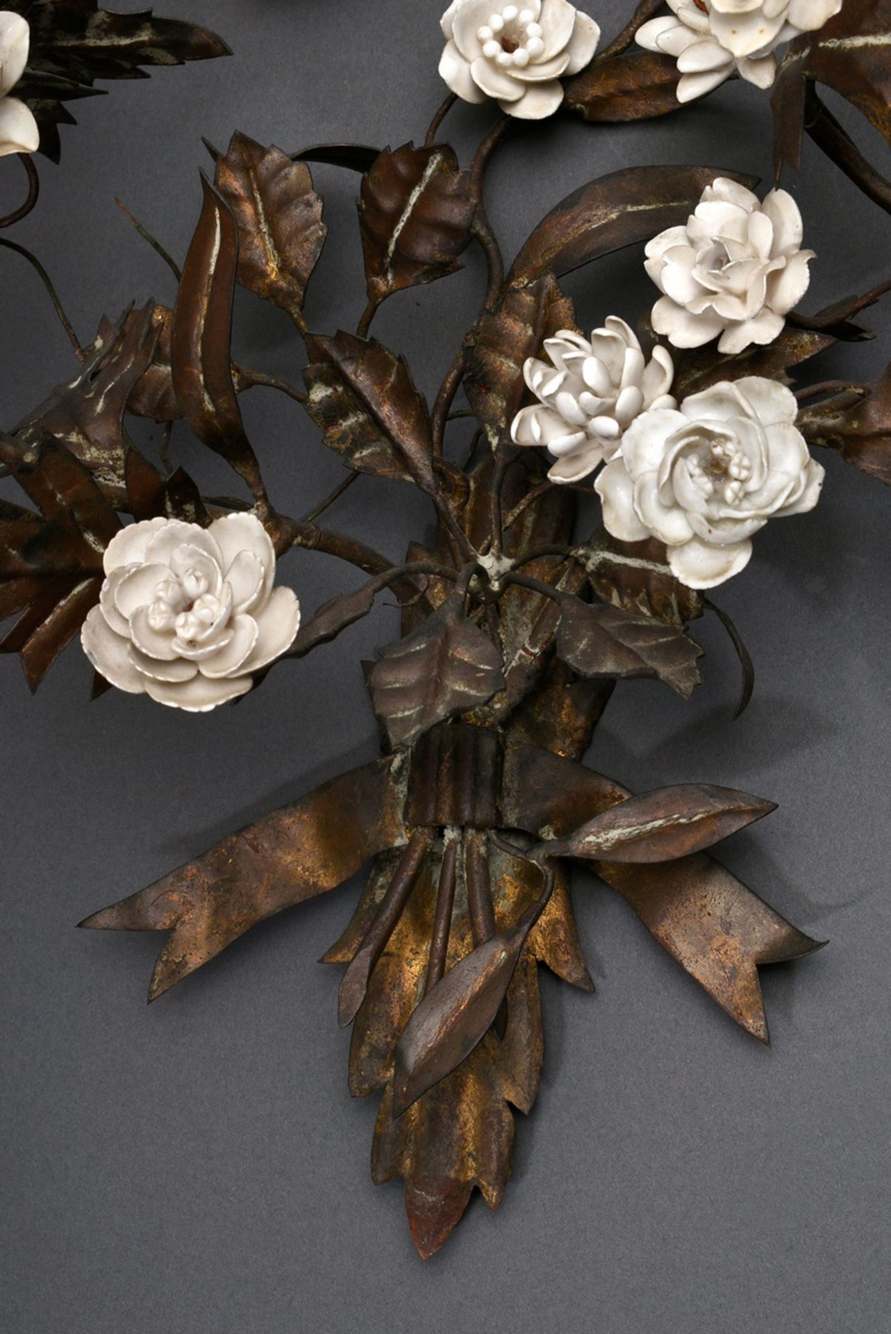 Pair of Italian wall arms in floral façon with porcelain blossoms, sheet brass with remnants of gil - Image 4 of 6