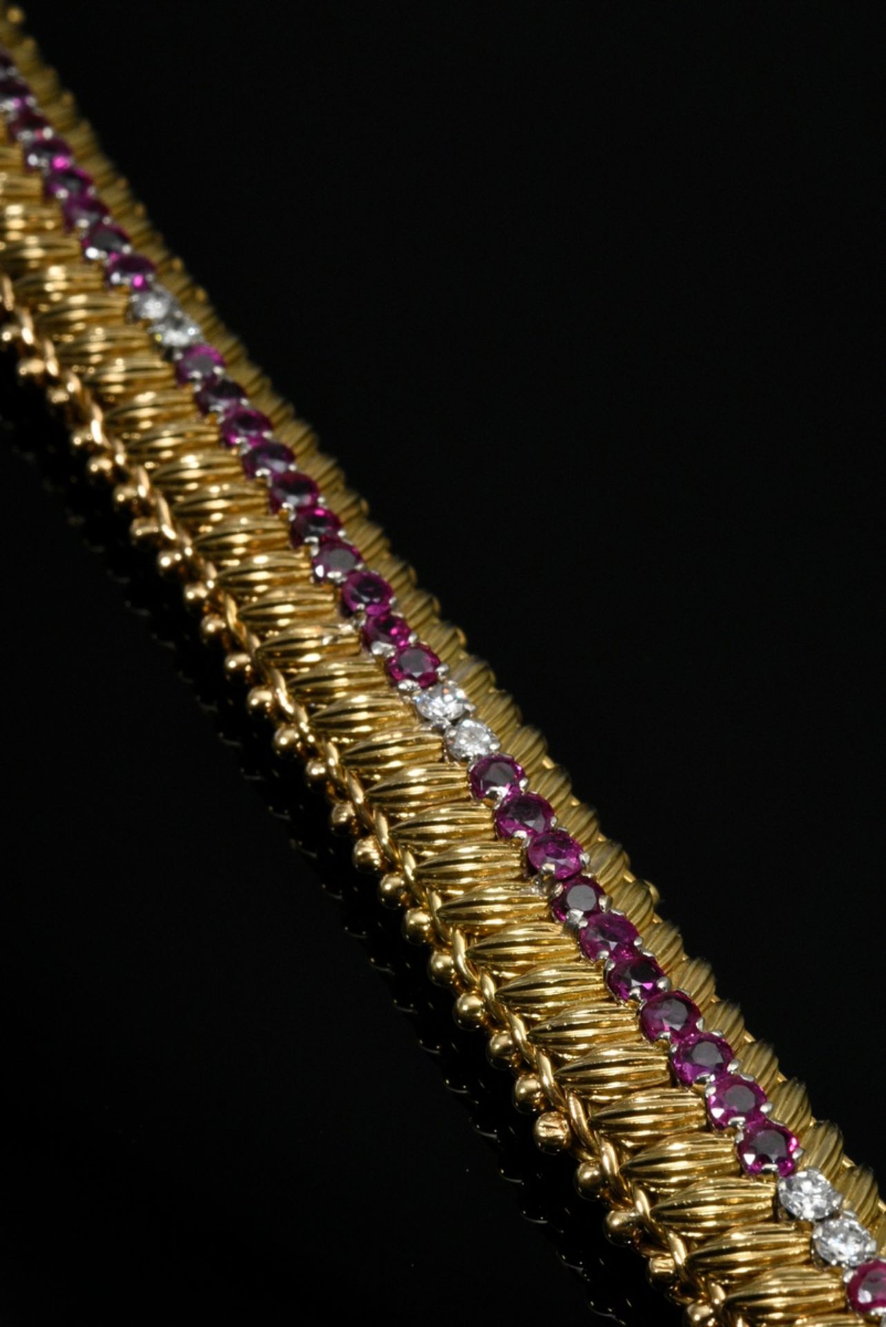 Feines Gelbgold 750 Midcentury Armband mit 12 Brillanten (zus. ca. 0.56ct/VSI-SI/W) und 59 Rubinen  - Bild 3 aus 3