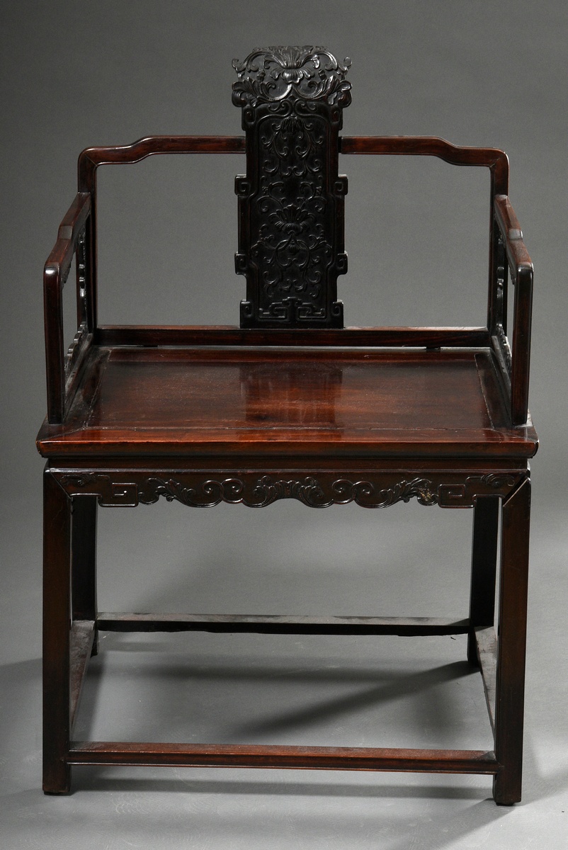 Chinese redwood armchair with wide seat and richly carved floral frame, around 1900, 54/99,5x69,5x5 - Image 2 of 5