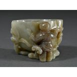 Detailreicher Seladon Jade Becher "Junge mit Riesenpfirsich und Lingzhi Pilzen", China wohl Qing Dy