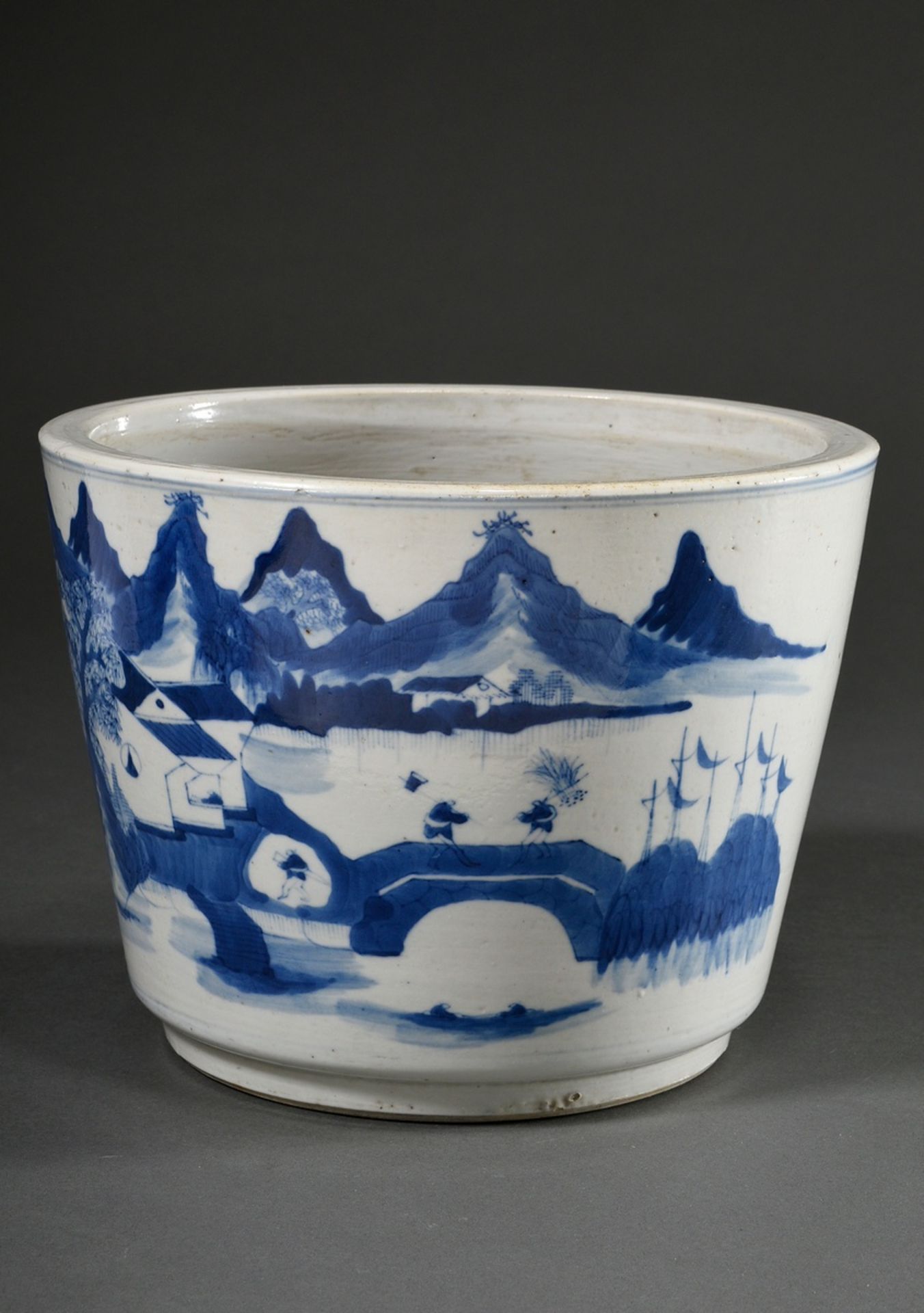 Porzellan Übertopf mit Blaumalerei "Landschaft", China 19.Jh., H. 19cm, Ø 22,5cm, Boden durchbohrt - Bild 3 aus 7