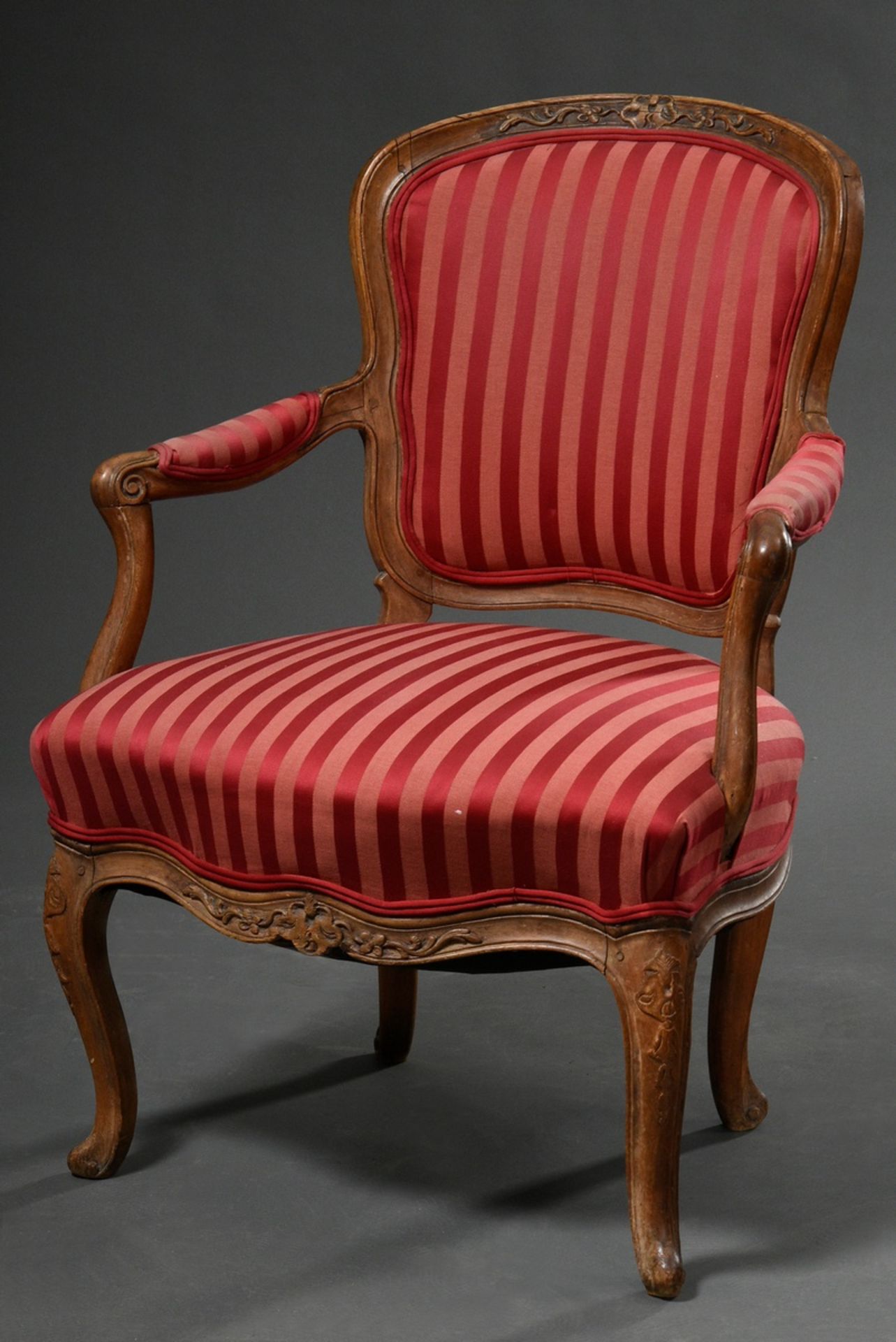 French armchair with curved legs and red striped silk cover, walnut/beech, h. 44/86cm, wood partly  - Image 2 of 7