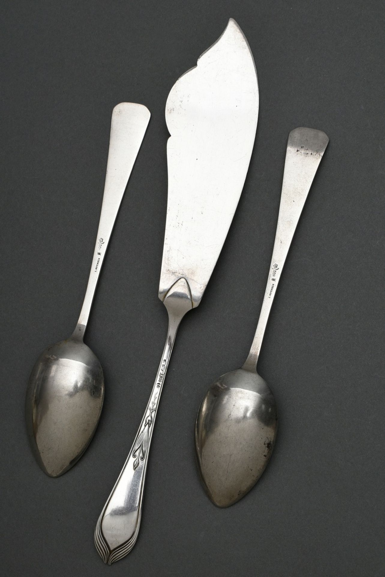 3 pieces of Art Nouveau serving cutlery: pair of spoons with graphic decoration in the style of Alb - Image 2 of 5