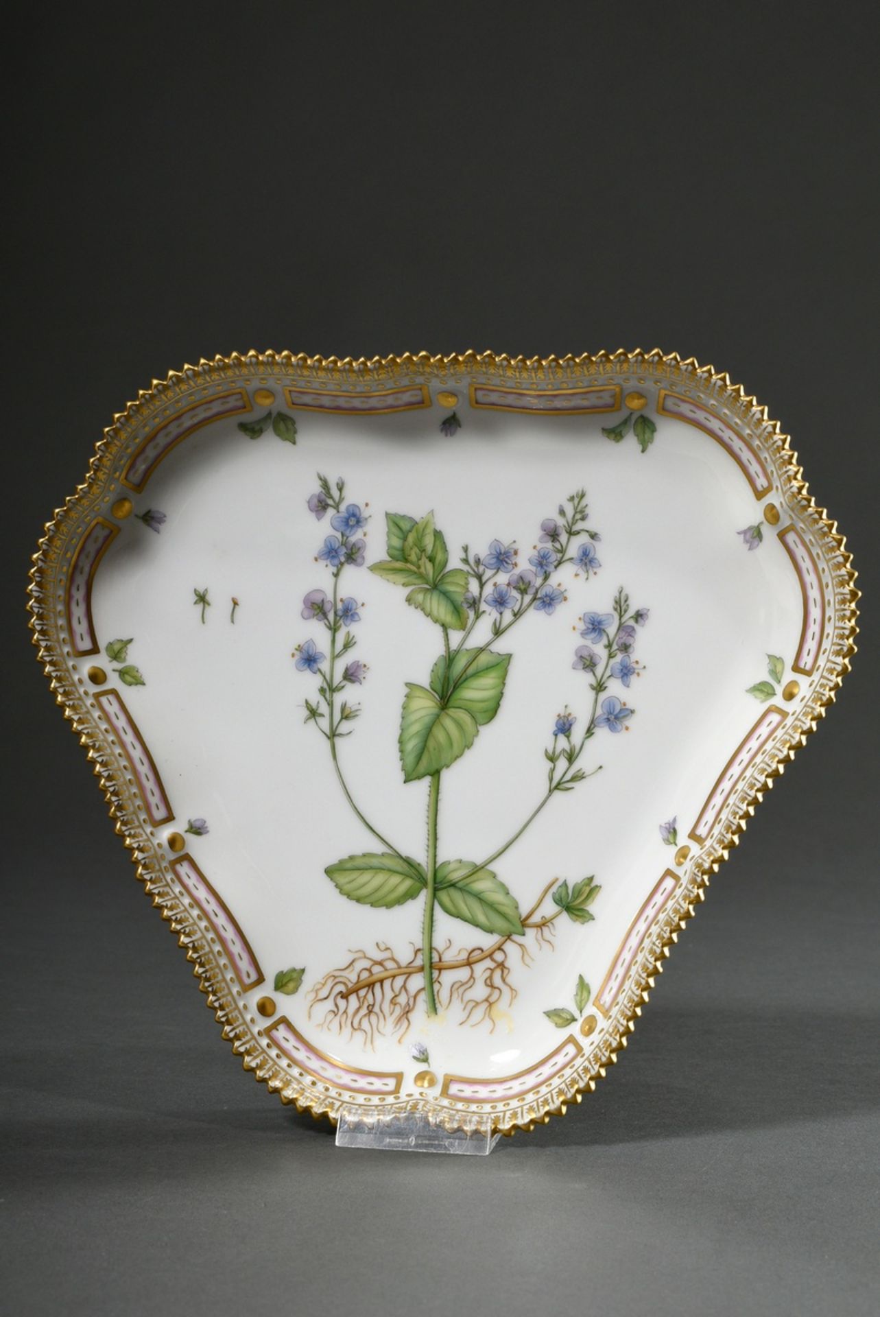 Small triangular Royal Copenhagen "Flora Danica" plate with polychrome painting in the mirror and g - Image 2 of 4