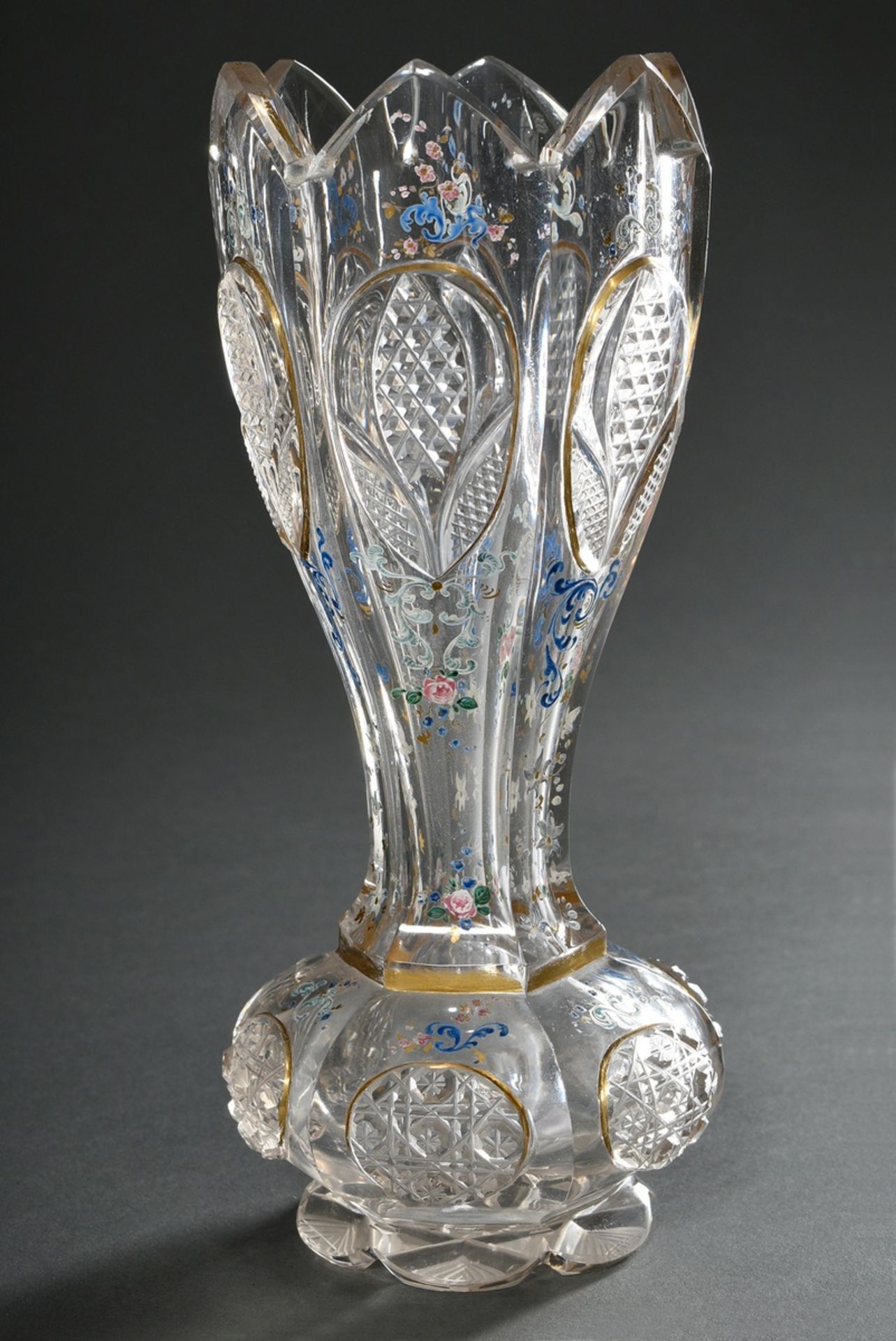 Biedermeier Kristall Vase in Tulpenform mit reichem Schliff, floraler Emaille Malerei und Goldstaff