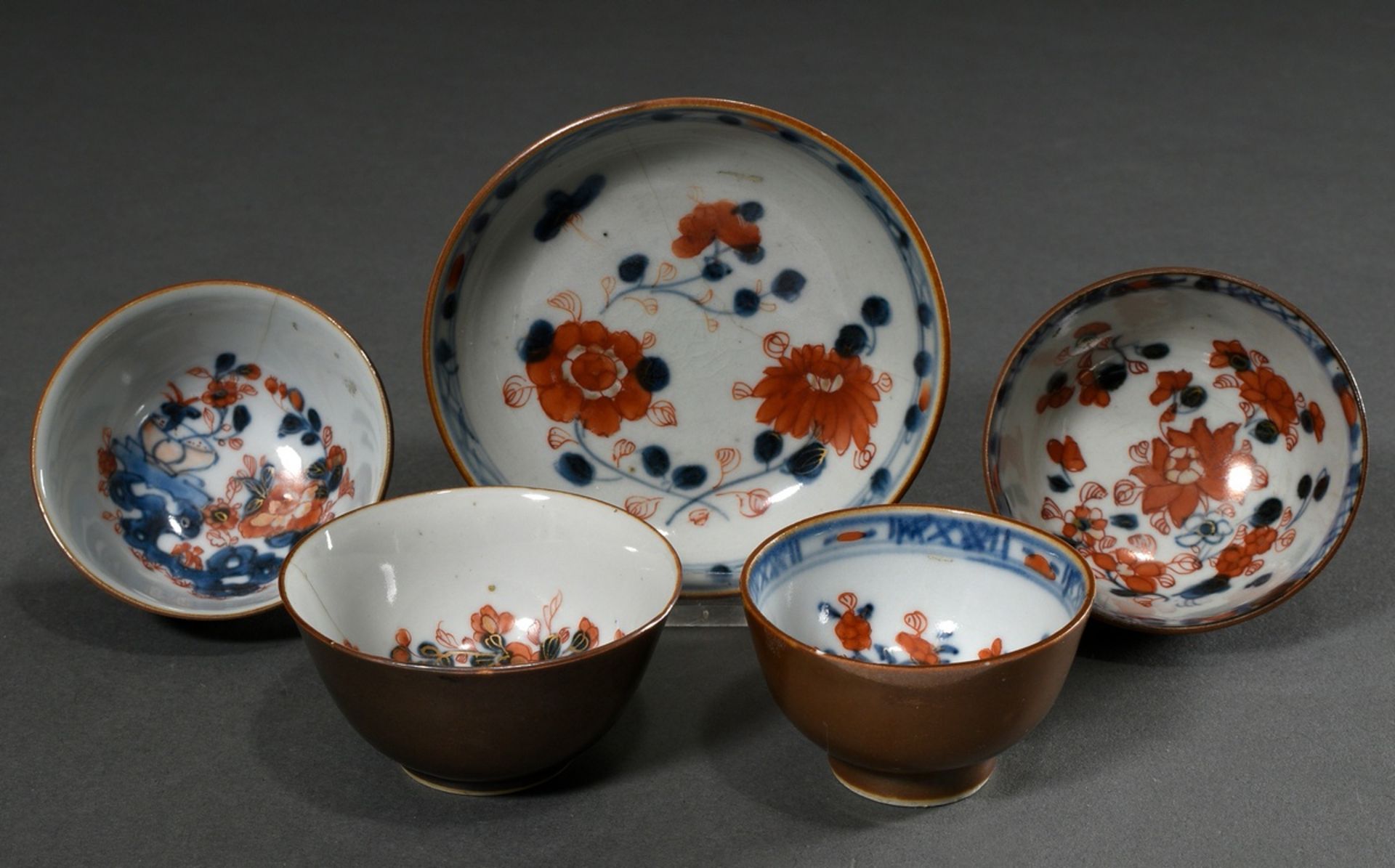 4 Diverse Chinesische Export Imari Schälchen und 1 Unterschale mit verschiedenen floralen Dekoren i